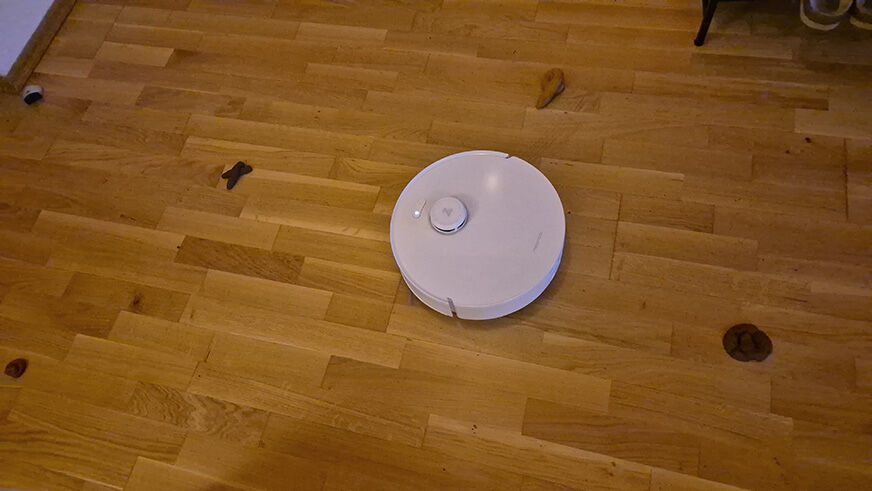 Ein Hundehaufen liegt vor dem Roboter, der vorsichtig stoppt und Abstand hält.